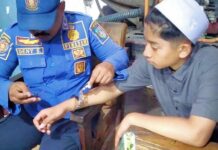 petugas saat mengevakuasi tangan Santri di Jombang yang tangannya di borgol./bongkah.id/Karimatul Maslahah/