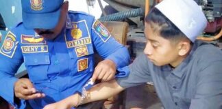 petugas saat mengevakuasi tangan Santri di Jombang yang tangannya di borgol./bongkah.id/Karimatul Maslahah/