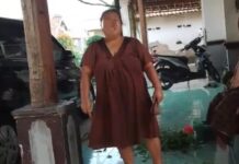 Pembeli melon usai memporak-porandakan lapak pedagang di Jombang./bongkah.id/Karimatul Maslahah/