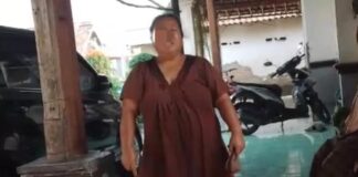 Pembeli melon usai memporak-porandakan lapak pedagang di Jombang./bongkah.id/Karimatul Maslahah/