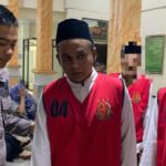 Dua pelaku pembunuhan di hutan Kabuh Jombang saat hendak menjalani persidangan./bongkah.id/Karimatul Maslahah/