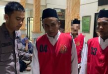 Dua pelaku pembunuhan di hutan Kabuh Jombang saat hendak menjalani persidangan./bongkah.id/Karimatul Maslahah/