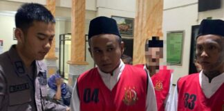 Dua pelaku pembunuhan di hutan Kabuh Jombang saat hendak menjalani persidangan./bongkah.id/Karimatul Maslahah/