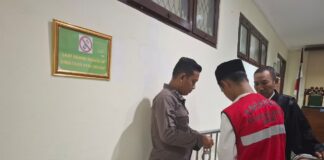 Febri Wahyudi, kapster barbershop saat menjalani persidangan di PN Jombang./bongkah.id/Karimatul Maslahah/