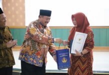 Bupati Jombang Warsubi saat memberikan SK kepada pensiunan./bongkah.id/Karimatul Maslahah/