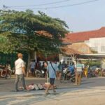 korban lakalantas di Jombang sebelum dievakuasi oleh petugas kepolisian./bongkah.id/Karimatul Maslahah/