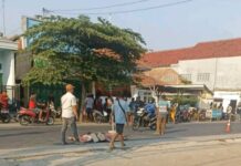 korban lakalantas di Jombang sebelum dievakuasi oleh petugas kepolisian./bongkah.id/Karimatul Maslahah/