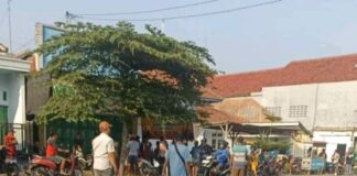 korban lakalantas di Jombang sebelum dievakuasi oleh petugas kepolisian./bongkah.id/Karimatul Maslahah/