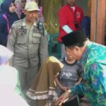 Bupati dan Wakil Bupati, beserta Ketua TP PKK dan OPD Jombang saat mengunjungi rumah Sulthon bocah stunting dan penyakit jantung./bongkah.id/Karimatul Maslahah/
