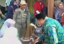 Bupati dan Wakil Bupati, beserta Ketua TP PKK dan OPD Jombang saat mengunjungi rumah Sulthon bocah stunting dan penyakit jantung./bongkah.id/Karimatul Maslahah/