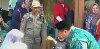 Bupati dan Wakil Bupati, beserta Ketua TP PKK dan OPD Jombang saat mengunjungi rumah Sulthon bocah stunting dan penyakit jantung./bongkah.id/Karimatul Maslahah/