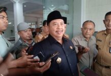 Bupati Jombang Warsubi saat memberikan keterangan./bongkah.id/Karimatul Maslahah/