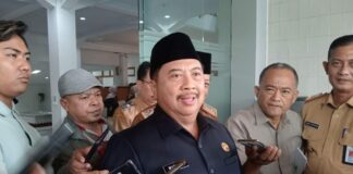 Bupati Jombang Warsubi saat memberikan keterangan./bongkah.id/Karimatul Maslahah/