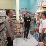 Polisi saat melakukan olah TKP di toko warga Sumobito Jombang./bongkah.id/Karimatul Maslahah/