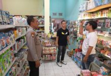 Polisi saat melakukan olah TKP di toko warga Sumobito Jombang./bongkah.id/Karimatul Maslahah/