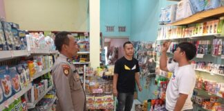Polisi saat melakukan olah TKP di toko warga Sumobito Jombang./bongkah.id/Karimatul Maslahah/