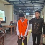 Terdakwa kasus pembunuhan di hutan Kabuh, Hanif Mansyur Mustofa saat hendak menghadiri sidang di PN Jombang./bongkah.id/Karimatul Maslahah/