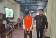 Terdakwa kasus pembunuhan di hutan Kabuh, Hanif Mansyur Mustofa saat hendak menghadiri sidang di PN Jombang./bongkah.id/Karimatul Maslahah/
