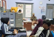 Sejoli saat digelandang ke kantor satpol PP Jombang./bongkah.id/Karimatul Maslahah/