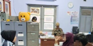 Sejoli saat digelandang ke kantor satpol PP Jombang./bongkah.id/Karimatul Maslahah/