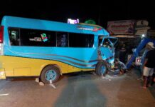 Petugas saat melakukan olah TKP di jalan raya perempatan Sambong, Jombang./bongkah.id/Karimatul Maslahah/