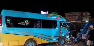Petugas saat melakukan olah TKP di jalan raya perempatan Sambong, Jombang./bongkah.id/Karimatul Maslahah/
