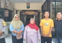 Kasmiati dan Bayu Arsita saat menjabat tangan./bongkah.id/Karimatul Maslahah/