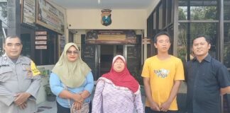Kasmiati dan Bayu Arsita saat menjabat tangan./bongkah.id/Karimatul Maslahah/