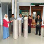 Anggota DPR RI Sadarestuwati (kedua kiri) menyerahkan karpet untuk masjid dan musala di Jombang.