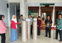 Anggota DPR RI Sadarestuwati (kedua kiri) menyerahkan karpet untuk masjid dan musala di Jombang.