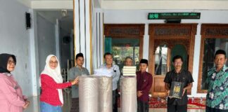 Anggota DPR RI Sadarestuwati (kedua kiri) menyerahkan karpet untuk masjid dan musala di Jombang.