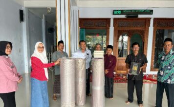 Anggota DPR RI Sadarestuwati (kedua kiri) menyerahkan karpet untuk masjid dan musala di Jombang.
