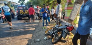 Petugas saat melakukan olah TKP Lakalantas di jalan raya Desa Cukir, Diwek, Jombang./bongkah.id/Karimatul Maslahah/