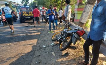 Petugas saat melakukan olah TKP Lakalantas di jalan raya Desa Cukir, Diwek, Jombang./bongkah.id/Karimatul Maslahah/