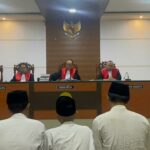 Tiga terdakwa kasus pembunuhan saat menjalani sidang tuntutan di PN Jombang./bongkah.id/Karimatul Maslahah/