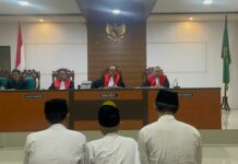 Tiga terdakwa kasus pembunuhan saat menjalani sidang tuntutan di PN Jombang./bongkah.id/Karimatul Maslahah/