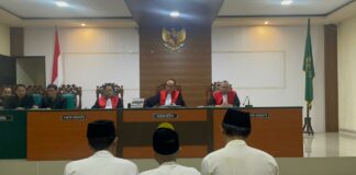 Tiga terdakwa kasus pembunuhan saat menjalani sidang tuntutan di PN Jombang./bongkah.id/Karimatul Maslahah/