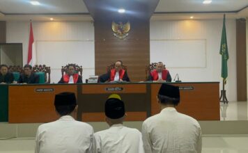 Tiga terdakwa kasus pembunuhan saat menjalani sidang tuntutan di PN Jombang./bongkah.id/Karimatul Maslahah/