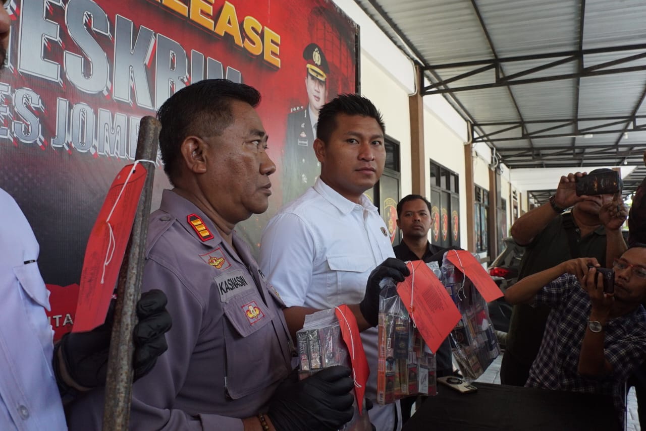 1001070290 Kasatreskrim Polres Jombang AKP Margono menunjukkan barang bukti curanmor.