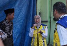 Dirjen Cipta Karya Kementerian PUPR saat melakukan pengecekan bangunan di asrama putri Ponpes Mamba'ul Ma'arif Denanyar, Jombang./bongkah.id/Karimatul Maslahah/