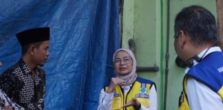 Dirjen Cipta Karya Kementerian PUPR saat melakukan pengecekan bangunan di asrama putri Ponpes Mamba'ul Ma'arif Denanyar, Jombang./bongkah.id/Karimatul Maslahah/