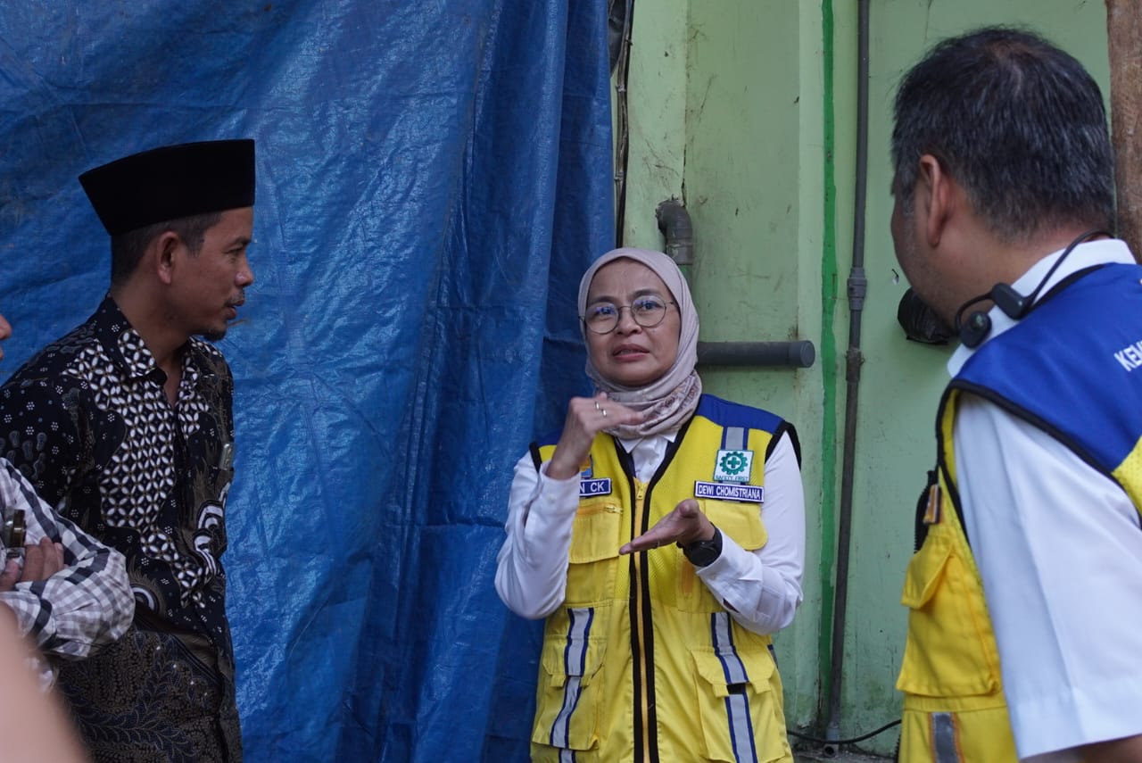 1001070521 Dirjen Cipta Karya Kementerian PUPR saat melakukan pengecekan bangunan di asrama putri Ponpes Mamba'ul Ma'arif Denanyar, Jombang./bongkah.id/Karimatul Maslahah/