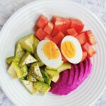 menu sarapan buah dan telur.