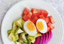 menu sarapan buah dan telur.