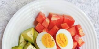 menu sarapan buah dan telur.