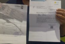 Nur Hayati, warga Dusun Kejombon, Desa Dapurkejambon, Kecamatan Jombang, Kabupaten Jombang menunjukkan surat denda dari PLN.