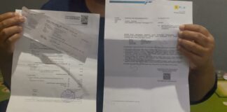Nur Hayati, warga Dusun Kejombon, Desa Dapurkejambon, Kecamatan Jombang, Kabupaten Jombang menunjukkan surat denda dari PLN.