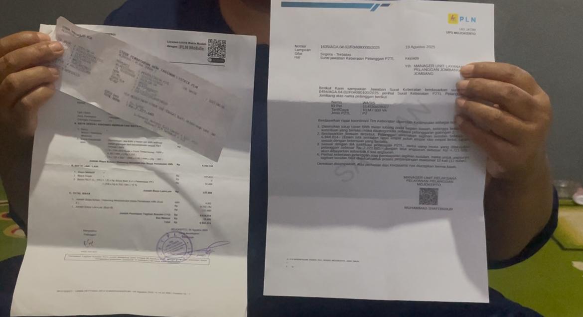 1001072180 Nur Hayati, warga Dusun Kejombon, Desa Dapurkejambon, Kecamatan Jombang, Kabupaten Jombang menunjukkan surat denda dari PLN.