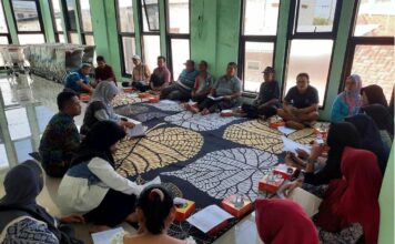 para pedagang pasar di Jombang saat menghadiri sosialisasi perbup baru oleh disdagrin jombang./bongkah.id/Karimatul Maslahah/