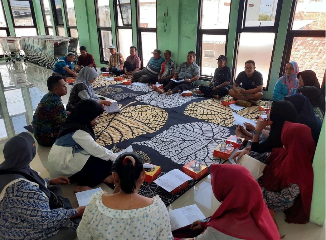 1001072734 para pedagang pasar di Jombang saat menghadiri sosialisasi perbup baru oleh disdagrin jombang./bongkah.id/Karimatul Maslahah/
